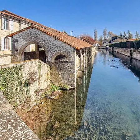 Les Lumas Nyaraló *